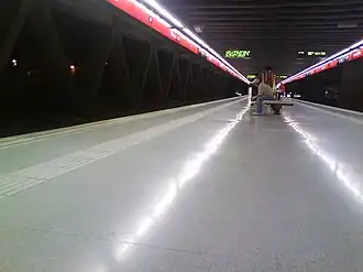 Het eilandperron op het viaduct op 1 augustus 2010