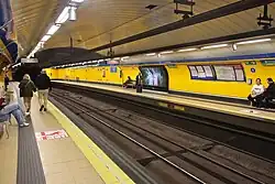 Sporen en perrons van lijn 3, vooraan het gewelf uit 1941 daarachter de verlenging in de kuipconstructie uit 2004