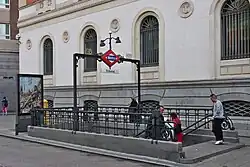 De toegang uit 1919 voor de gevel van het rekenhof