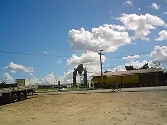 Standbeeld naast een churrascaria bij de ingang van Assú