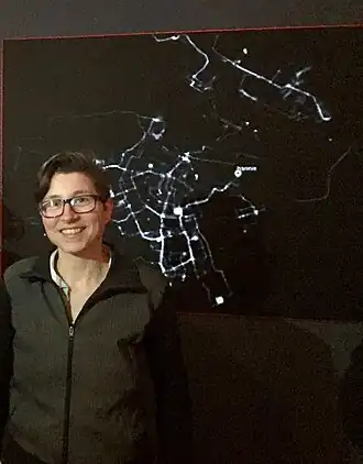 Esther Polak bij haar werk Amsterdam Realtime in 2016 in het Amsterdam Museum.