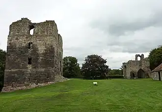 Etal Castle met links de donjon en rechts het poortgebouw.