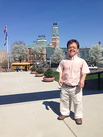 Ethan Crough, een man met dwerggroei, veroorzaakt door achondroplasie (2014)