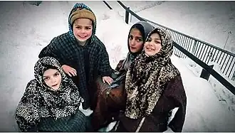 Kasjmiri kinderen in traditionele kleding (phiran)