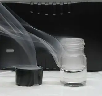 {Ethyleendiamine is een rokende vloeistof