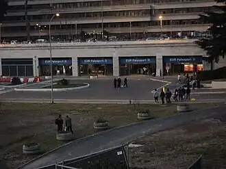 De toegangen tot het zuidelijke perron aan de Piazza Umberto Elia Terracini