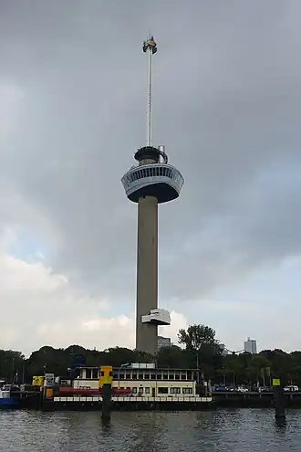 De Zwarte Zwaan in de Parkhaven in Rotterdam voor de Euromast