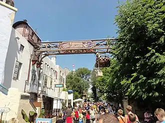 Ingang van de attractie aan de linkerzijde