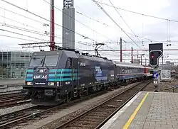 Aankomst van de eerste European Sleeper nachttrein uit Praag in Brussel-Zuid op 26 maart 2024 met de LINEAS 186 291 in een speciale lak aan de voorkant van de trein.