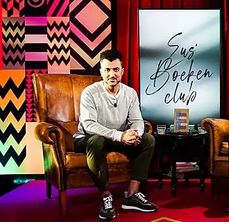 Presentator Özcan Akyol tijdens een opname van Eus' Boekenclub