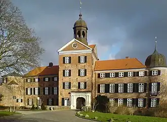 Voorgevel van het kasteel aan de stadszijde