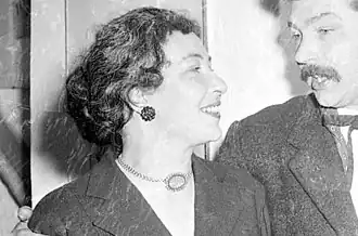Eva Bendien in gesprek met Karel Appel tijdens de opening van zijn solo-expositie in Galerie Espace in Haarlem in april 1957.