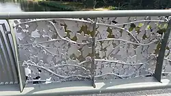 Hederamotief in leuning