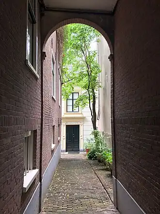 Toegang naar de kerk door een klein gangetje (juli 2021)