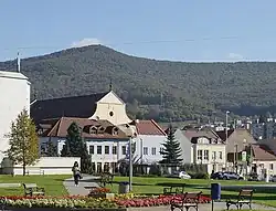 De kerk is aan alle kanten ingesloten door een tuin en gebouwen.