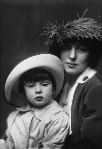 Actrice Evelyn Nesbit en zoon, 1913