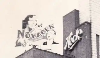 Aankondiging optreden van Novacek op het dak van Heck's lunchroom