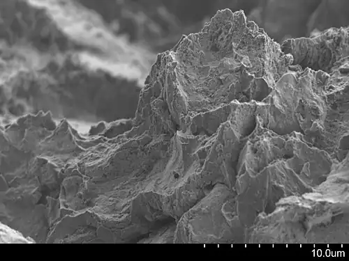 Microscopische weergave van het breukvlak van een metaal
