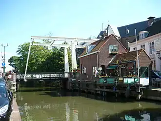 Evert Stokbrug met naastgelegen dienstwoning