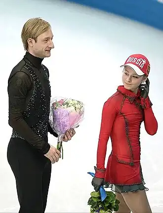 Jevgeni Pljoesjtsjenko en Joelia Lipnitskaja na de bloemenceremonie.