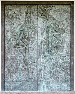 De toegangsdeuren zijn een kunstwerk van Fred Carasso