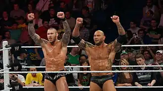 Randy Orton (links) en Dave Batista als Evolution in 2014