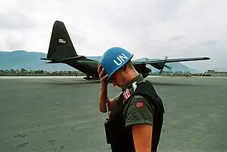 Een C-130 met hulpgoederen op de luchthaven van Sarajevo in de zomer van 1992.