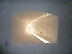 Een van de diepe schietgaten van de toren