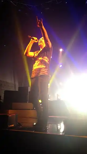 Example tijdens een optreden in 2013.