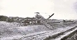 Excavateur aan het werk aan het Wilhelminakanaal te Son. Links erachter de stoomlocomotief. Foto 1919.