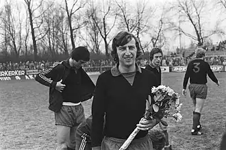 Aad den Butter wordt gehuldigd voorafgaand aan zijn 300ste wedstrijd voor Excelsior