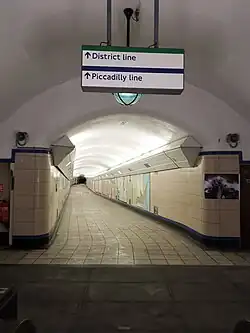 De tunnel tussen tentoonstelling en station gezien uit het westen.