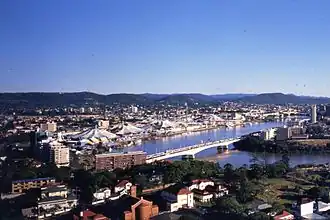 Het terrein langs de oever van de Brisbane