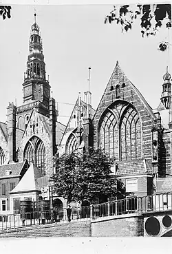 De brug op zwart-witfoto met houten planken (20e eeuw; voor 1976)