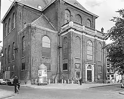 De kerk op een foto uit 1965. Hier is goed te zien dat de kerk op dat moment in slechte staat was. Er waren plannen van de gemeente om de kerk te slopen.