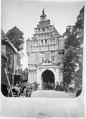 De voormalige Koepoort aan de stadszijde rond 1870, gezien vanuit de Achterstraat
