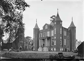 Het kasteel in oktober 1900, vlak voor de afbraak.