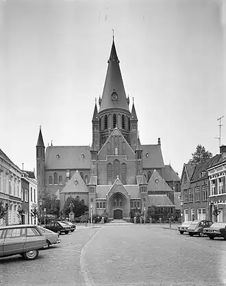 De Markt met de Sint-Gummaruskerk (1972)