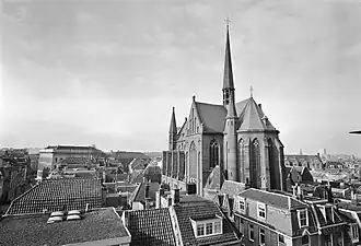 De kerk torent boven omliggende gebouwen uit
