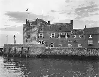 Campveerse Toren voor de grote restauratie, gezien vanaf de haven (ca. 1950)
