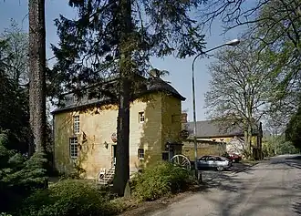 Oosterweg met koetshuis en oost- en westvleugel