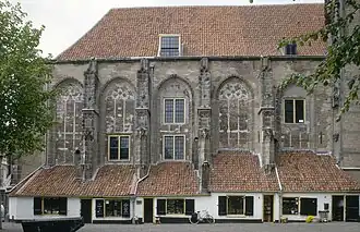 Zuidgevel met Maagdenhuisjes ofwel Stovenzetsterhuisjes