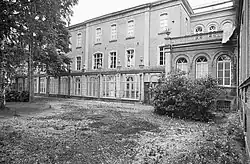 Westzijde van de noordoostvleugel, grenzend aan de voortuin. De serre diende zomer en winter als overblijflokaal voor de externen.