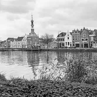 Zicht op de Bierkade met onder andere de Accijnstoren foto genomen in 1993