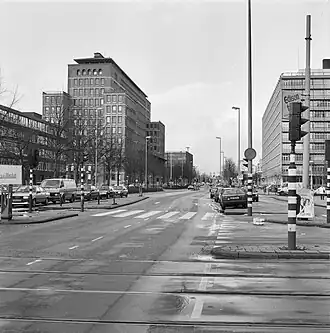De Wibautstraat met links het belastingkantoor en rechts het Wibauthuis; gezien vanaf de Ruyschstraat; 1991