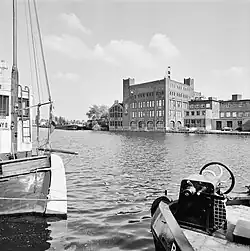 Het Spaarne met de Droste-fabriek in 1993.