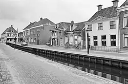 Rechts de voormalige waag in 1985 met links het Oude Rechthuis, tot 1895 in gebruik als gemeentehuis.