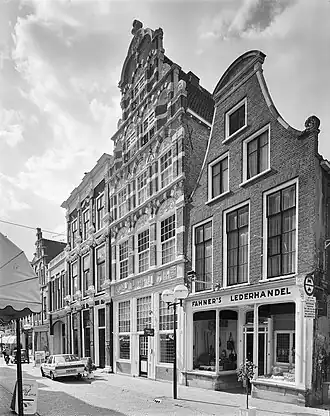 Overzicht van het gebouw en een deel van de omgeving