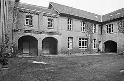 Binnenplaats van de boerderij met bijgebouwen