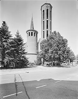 De huidige kerk in 1995, gezien vanuit het oosten.